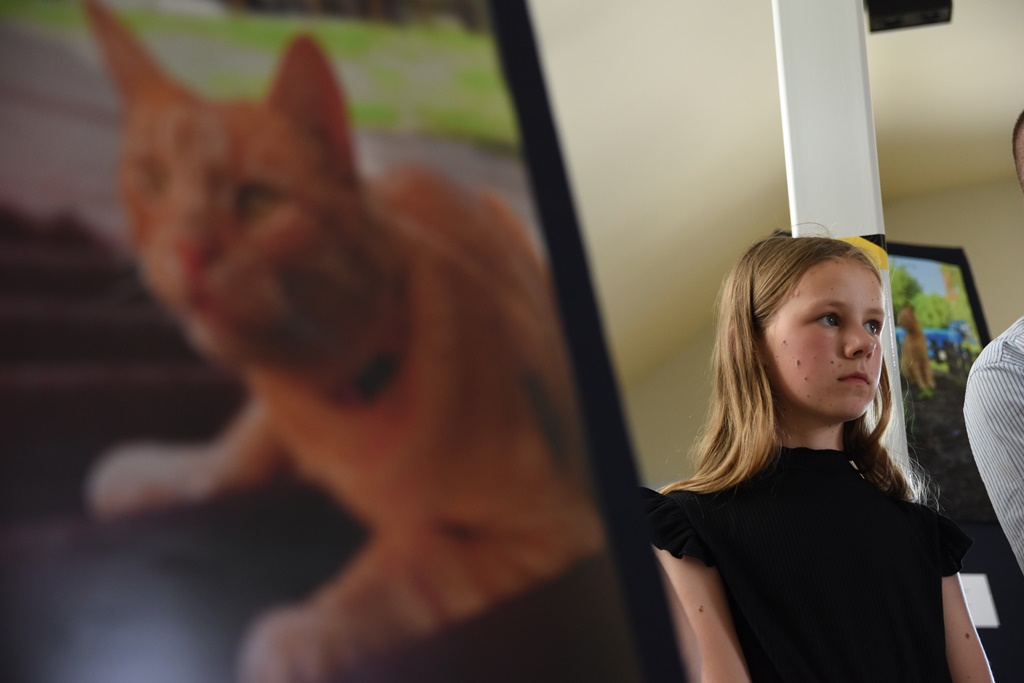 Na zdjęciu Basia Troczyńska - 12-latka, która fotografuje telefonem.